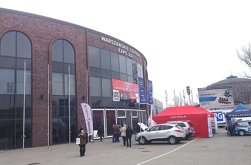 Autogāzes pārstāvji Varšavas izstādē pēta gāzes iekārtas.